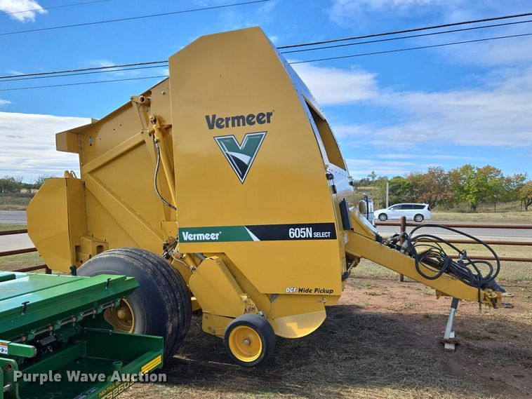 image for item EU3979 2020 Vermeer 605N round baler