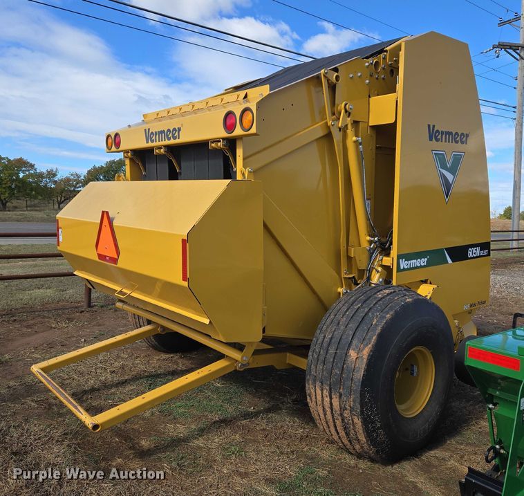 image for item EU3979 2020 Vermeer 605N round baler