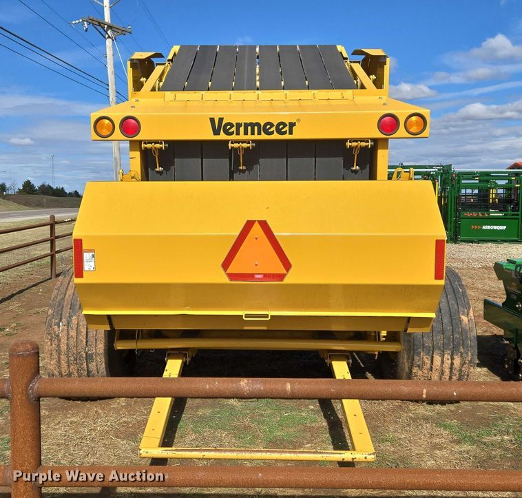 image for item EU3979 2020 Vermeer 605N round baler