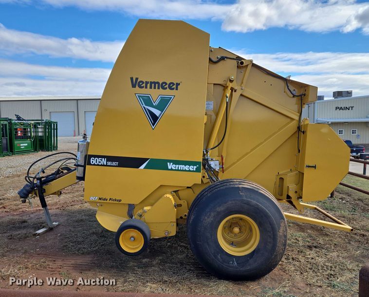 image for item EU3979 2020 Vermeer 605N round baler