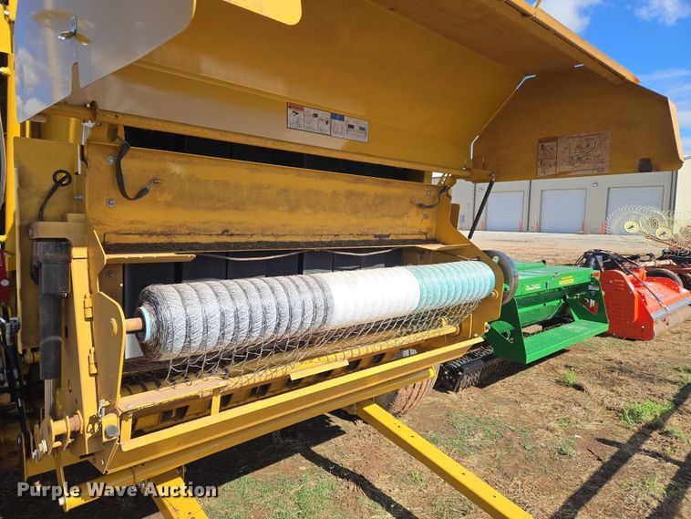 image for item EU3979 2020 Vermeer 605N round baler