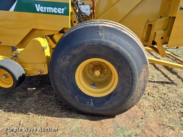 image for item EU3979 2020 Vermeer 605N round baler