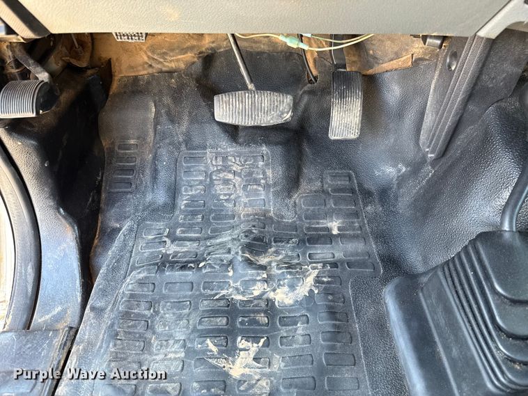 image for item EU5096 2014 Ford F350 Super Duty flatbed pickup truck