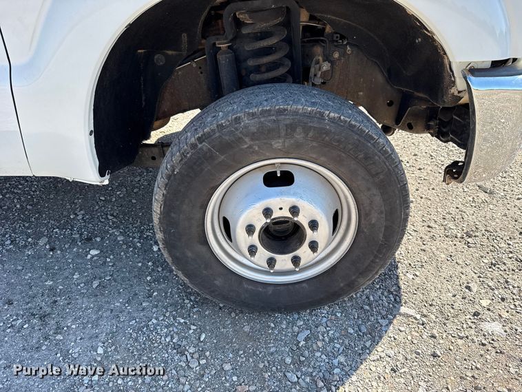 image for item EU5096 2014 Ford F350 Super Duty flatbed pickup truck