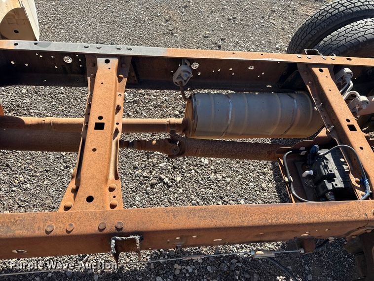 image for item EU5185 2015 Ford F350 Super Duty XL pickup truck cab and chassis