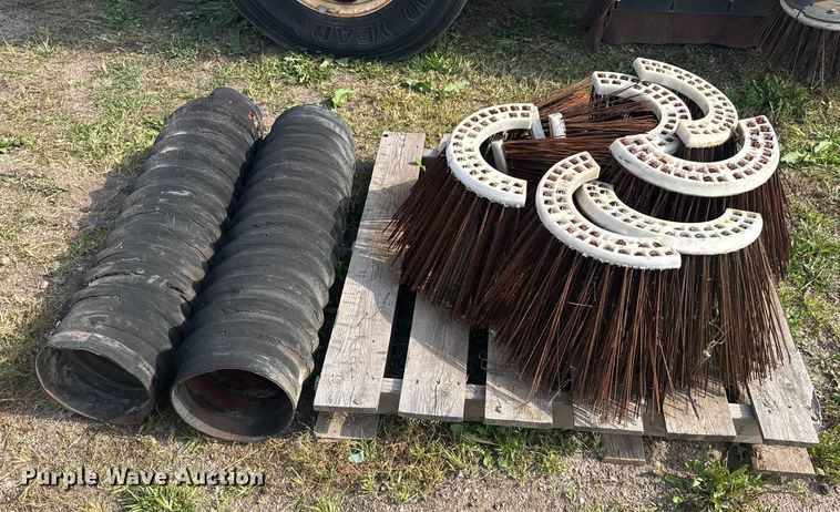 image for item EU6137 2006 Freightliner FC80 street sweeper truck