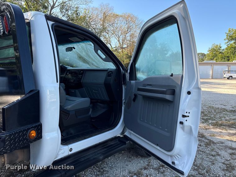 image for item EU7038 2014 Ford F550 Super Duty XL flatbed truck