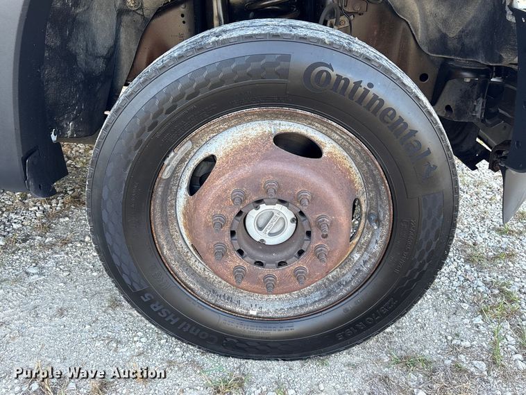 image for item EU7038 2014 Ford F550 Super Duty XL flatbed truck