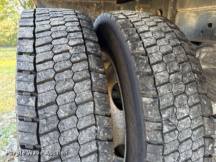 image for item EU7038 2014 Ford F550 Super Duty XL flatbed truck