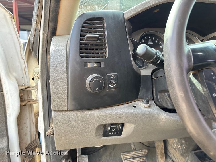 image for item EV3194 2013 GMC Sierra 2500HD bale bed pickup truck