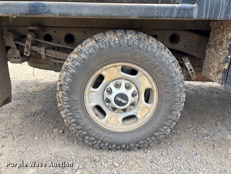 image for item EV3194 2013 GMC Sierra 2500HD bale bed pickup truck