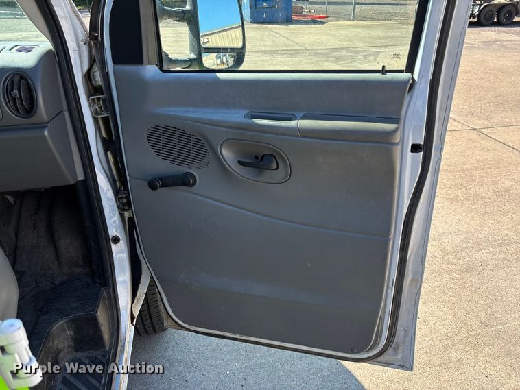 image for item EV3198 2008 Ford E250 van