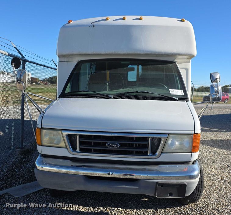 image for item FI0570 2005 Ford E450 Super Duty  shuttle bus