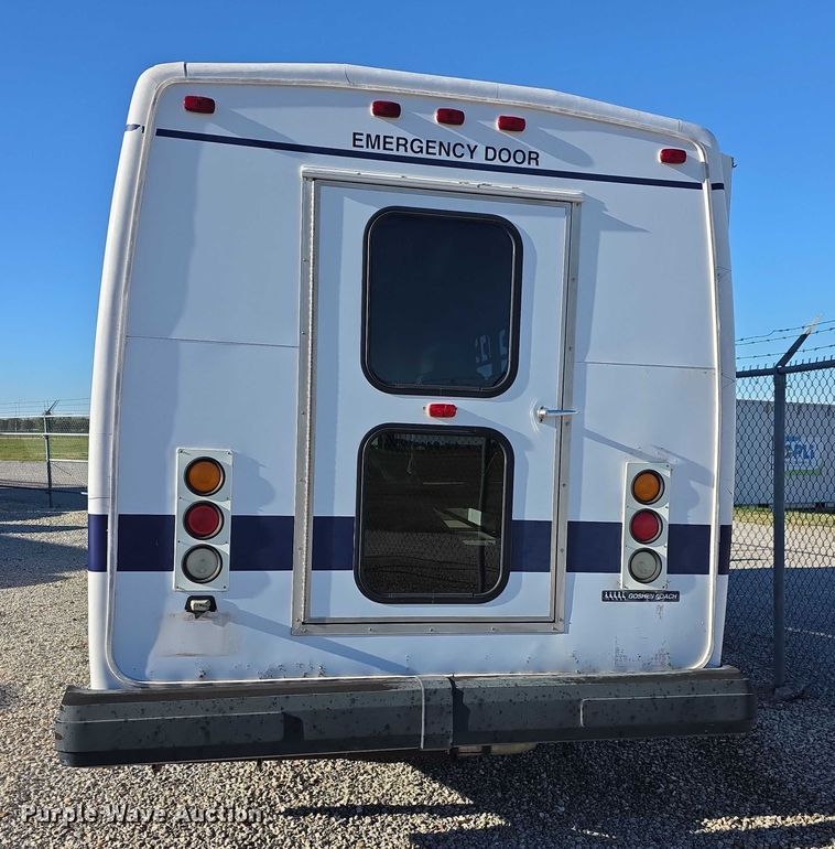 image for item FI0570 2005 Ford E450 Super Duty  shuttle bus