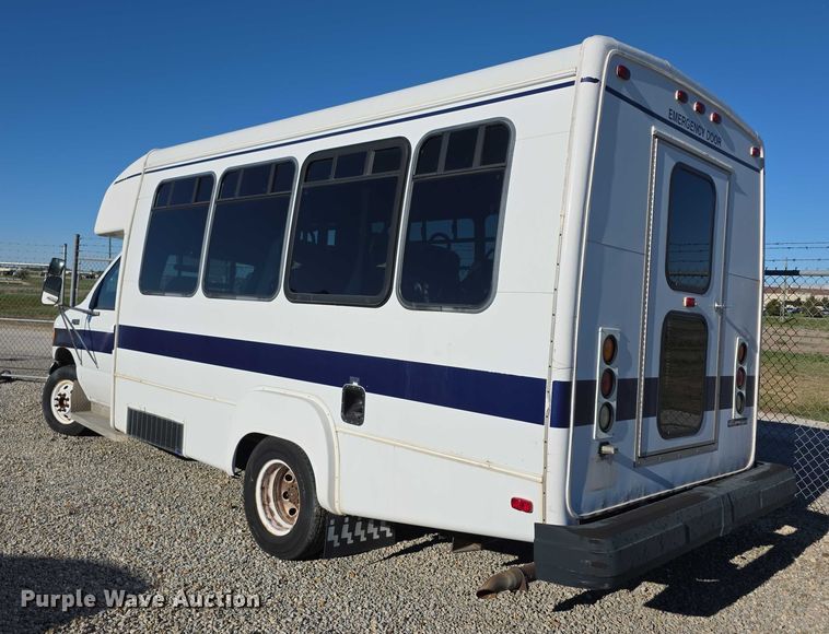 image for item FI0570 2005 Ford E450 Super Duty  shuttle bus