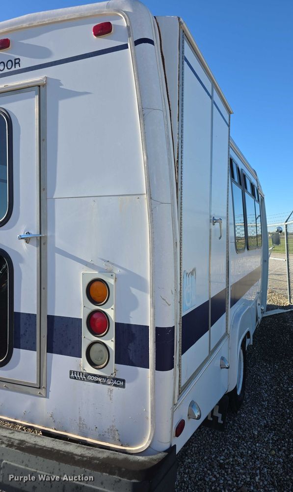 image for item FI0570 2005 Ford E450 Super Duty  shuttle bus