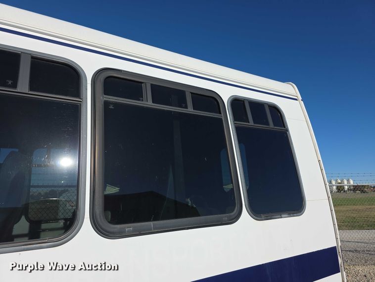 image for item FI0570 2005 Ford E450 Super Duty  shuttle bus