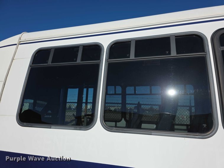 image for item FI0570 2005 Ford E450 Super Duty  shuttle bus