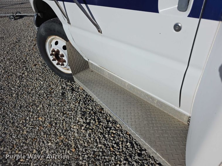 image for item FI0570 2005 Ford E450 Super Duty  shuttle bus