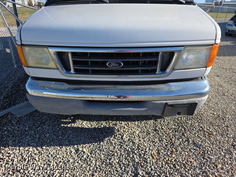 image for item FI0570 2005 Ford E450 Super Duty  shuttle bus