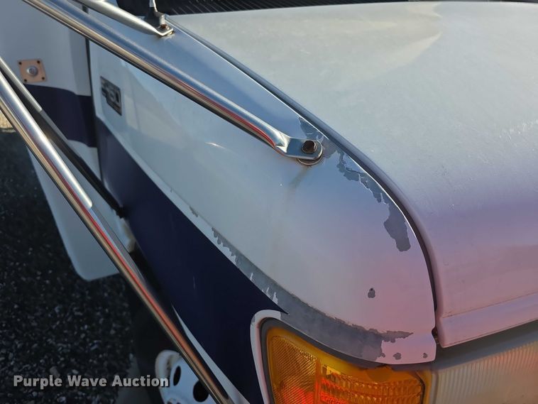 image for item FI0570 2005 Ford E450 Super Duty  shuttle bus