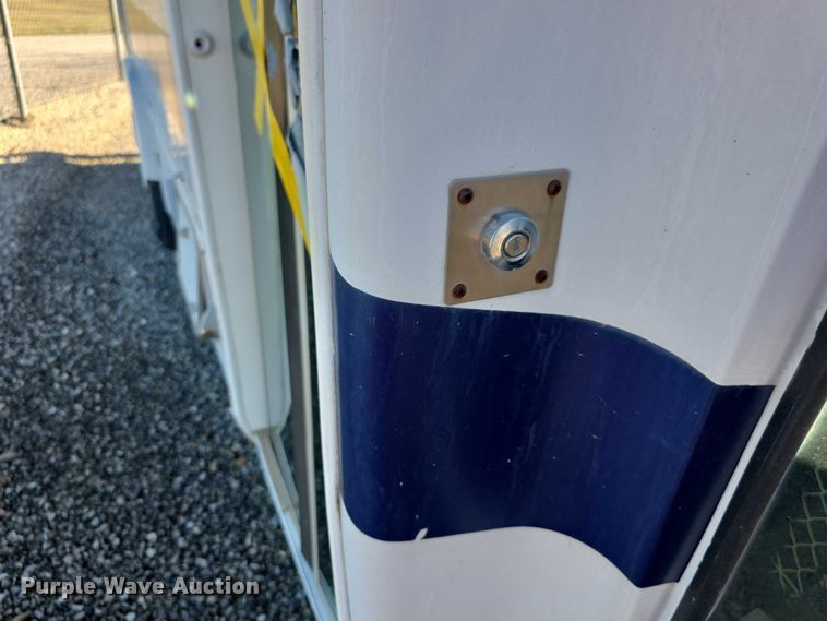 image for item FI0570 2005 Ford E450 Super Duty  shuttle bus