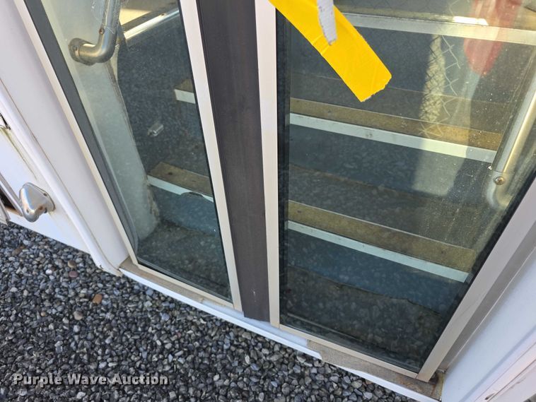 image for item FI0570 2005 Ford E450 Super Duty  shuttle bus