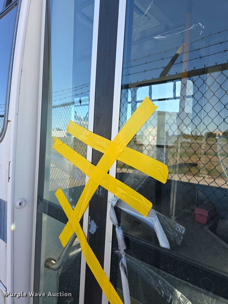 image for item FI0570 2005 Ford E450 Super Duty  shuttle bus