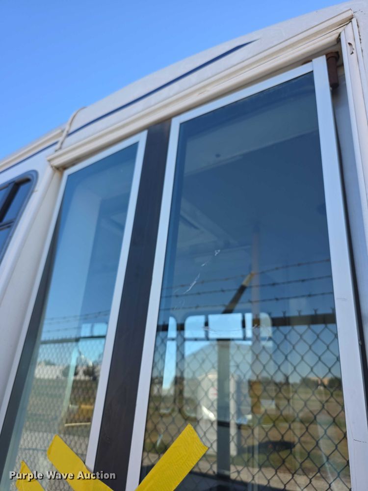 image for item FI0570 2005 Ford E450 Super Duty  shuttle bus