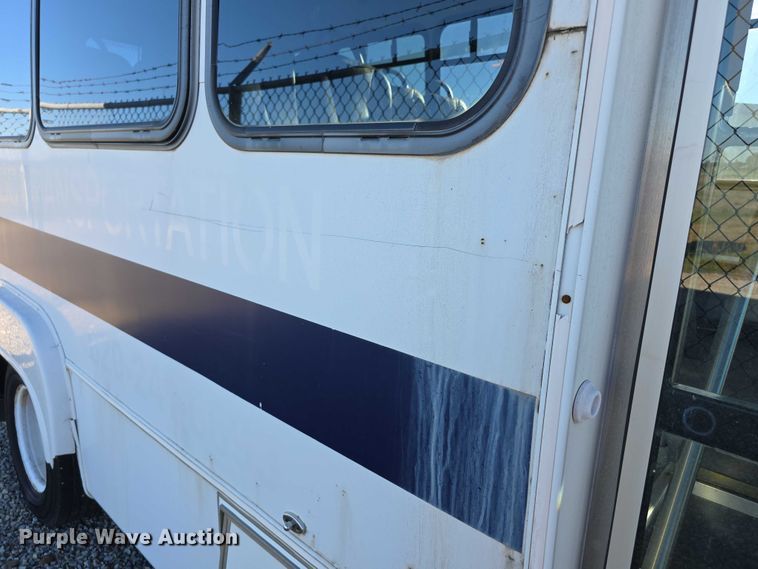 image for item FI0570 2005 Ford E450 Super Duty  shuttle bus