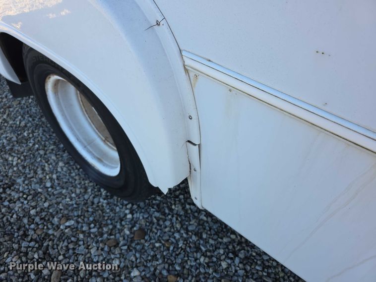 image for item FI0570 2005 Ford E450 Super Duty  shuttle bus