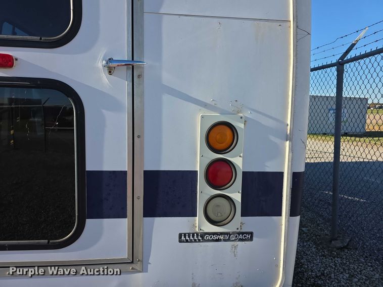 image for item FI0570 2005 Ford E450 Super Duty  shuttle bus