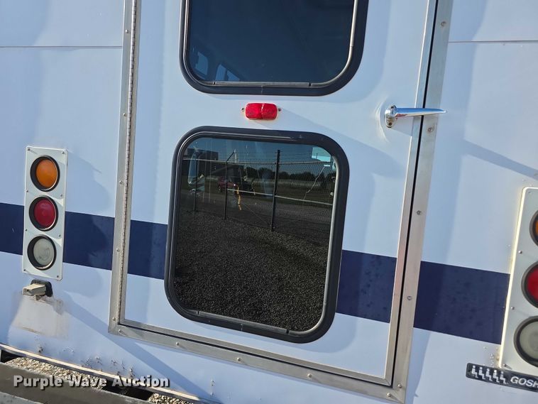 image for item FI0570 2005 Ford E450 Super Duty  shuttle bus