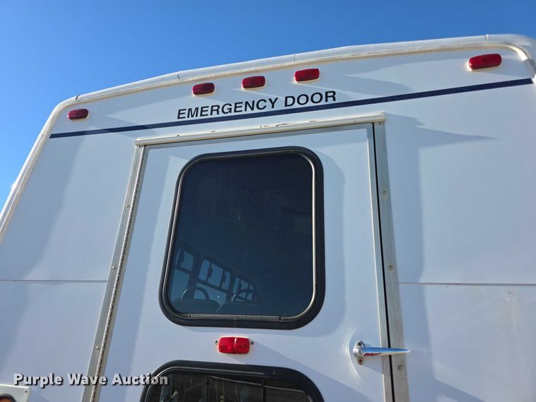 image for item FI0570 2005 Ford E450 Super Duty  shuttle bus