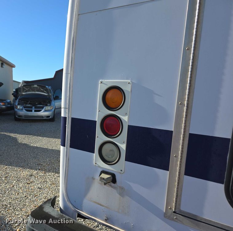 image for item FI0570 2005 Ford E450 Super Duty  shuttle bus