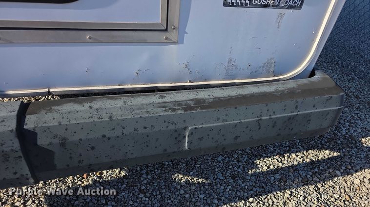 image for item FI0570 2005 Ford E450 Super Duty  shuttle bus