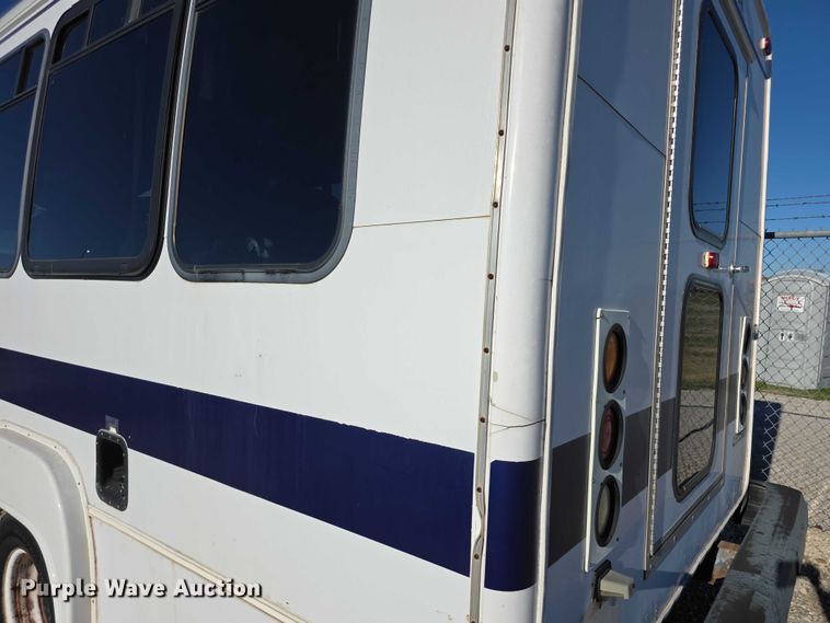 image for item FI0570 2005 Ford E450 Super Duty  shuttle bus