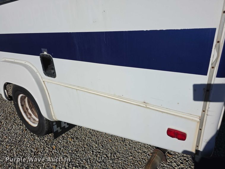 image for item FI0570 2005 Ford E450 Super Duty  shuttle bus