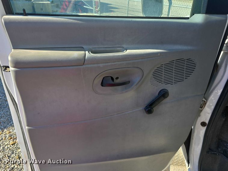 image for item FI0570 2005 Ford E450 Super Duty  shuttle bus