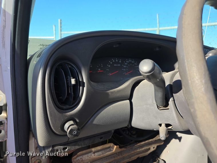 image for item FI0570 2005 Ford E450 Super Duty  shuttle bus