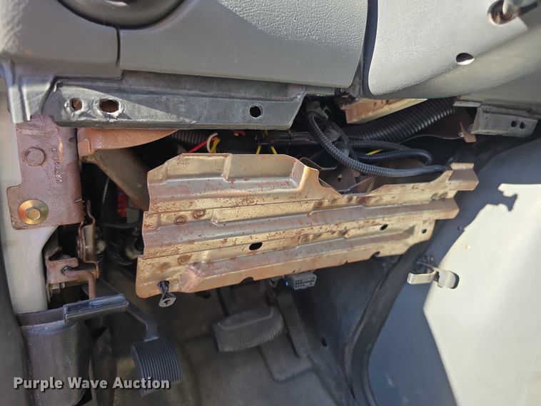 image for item FI0570 2005 Ford E450 Super Duty  shuttle bus