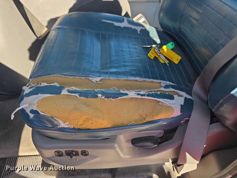 image for item FI0570 2005 Ford E450 Super Duty  shuttle bus