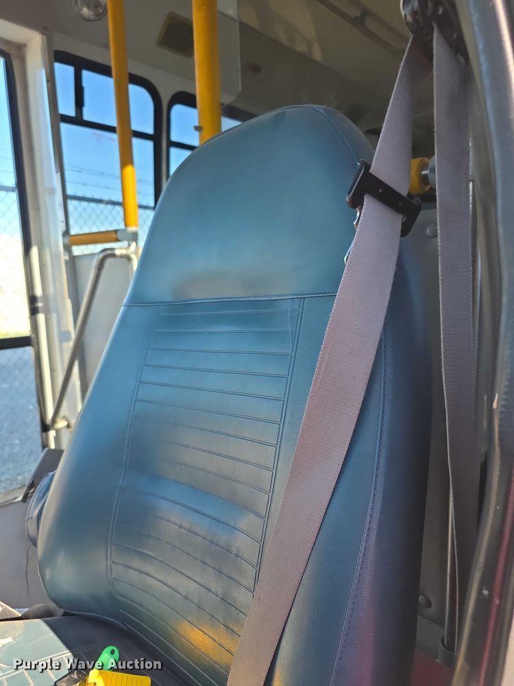 image for item FI0570 2005 Ford E450 Super Duty  shuttle bus