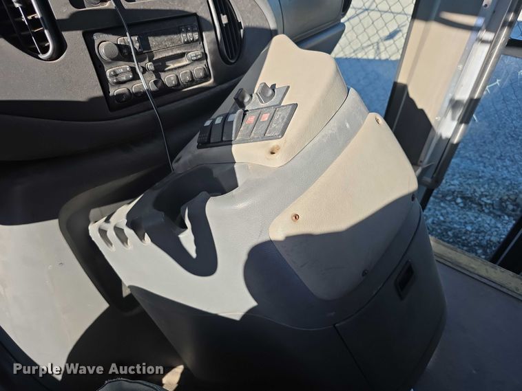 image for item FI0570 2005 Ford E450 Super Duty  shuttle bus