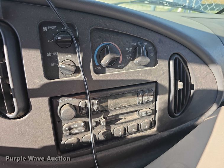 image for item FI0570 2005 Ford E450 Super Duty  shuttle bus