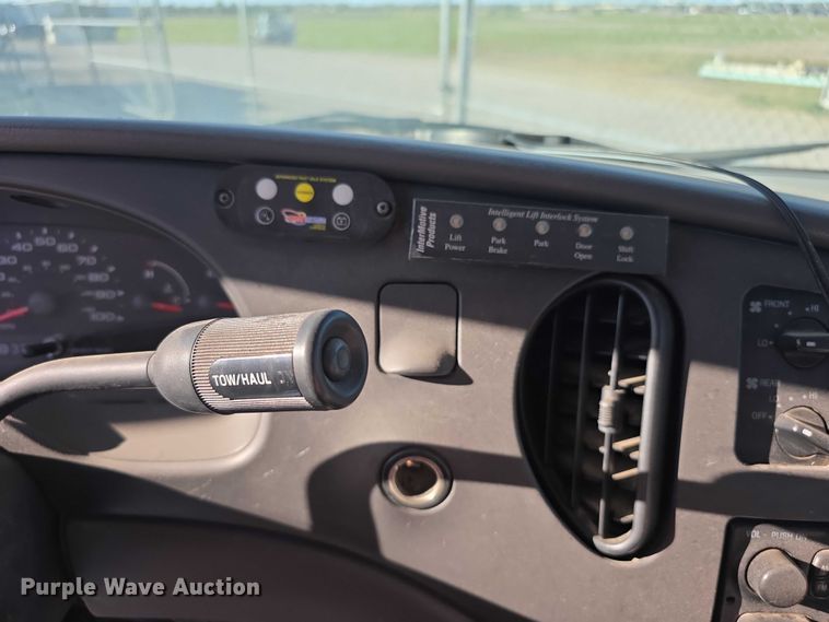 image for item FI0570 2005 Ford E450 Super Duty  shuttle bus