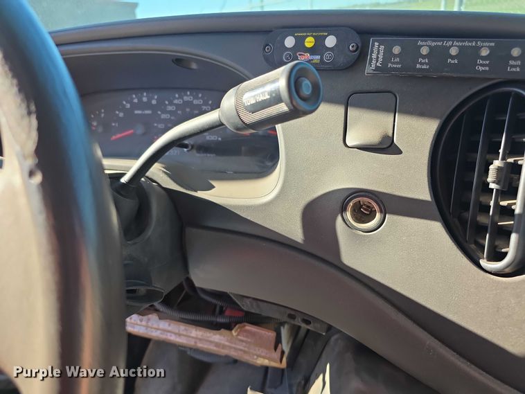 image for item FI0570 2005 Ford E450 Super Duty  shuttle bus