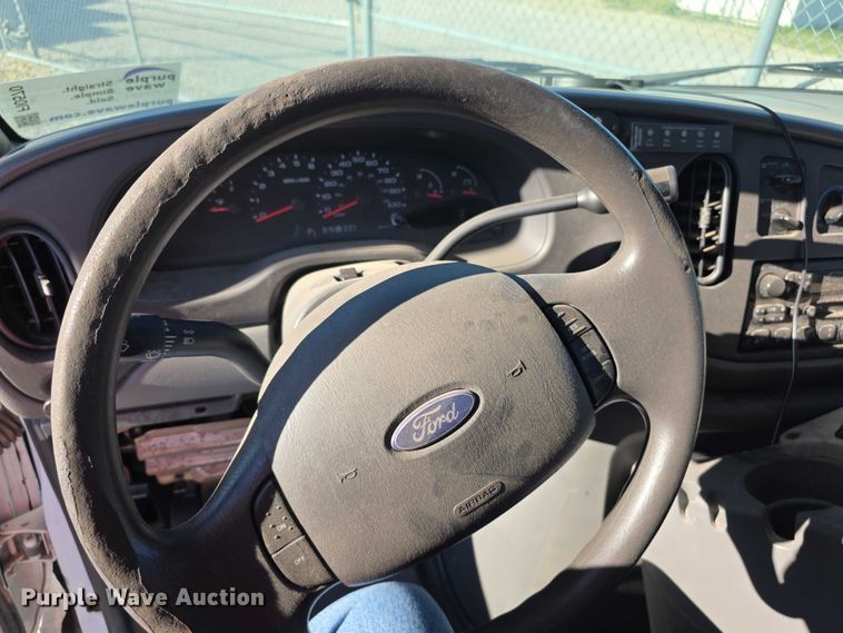 image for item FI0570 2005 Ford E450 Super Duty  shuttle bus