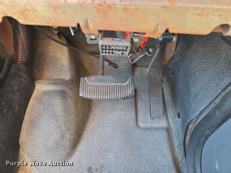 image for item FI0570 2005 Ford E450 Super Duty  shuttle bus