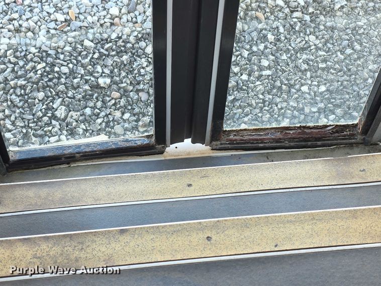 image for item FI0570 2005 Ford E450 Super Duty  shuttle bus